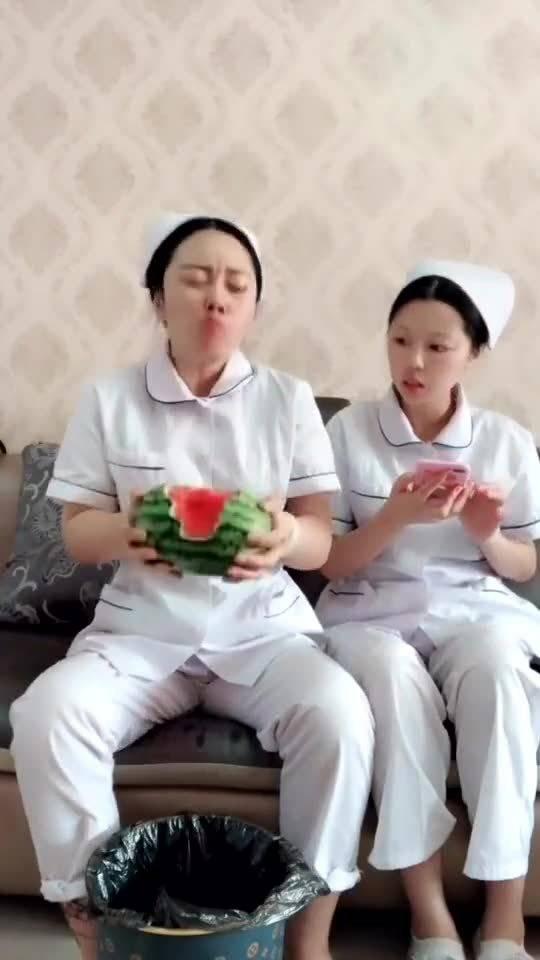 岭南护士吃瓜,清凉一夏的温馨瞬间