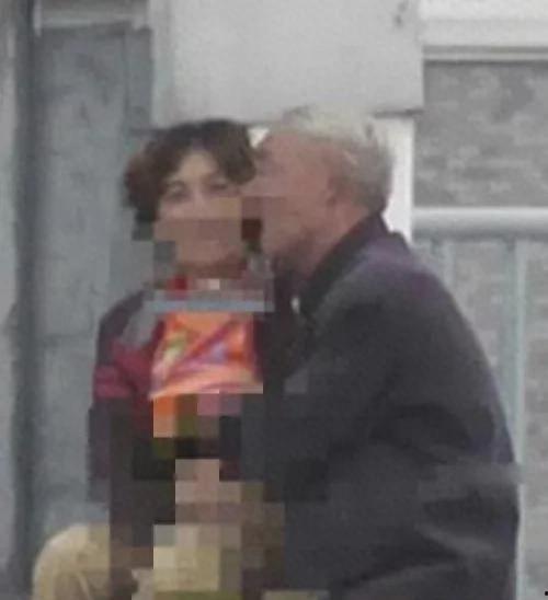 大爷吵架大妈吃瓜,大爷大妈上演“吵架吃瓜”好戏