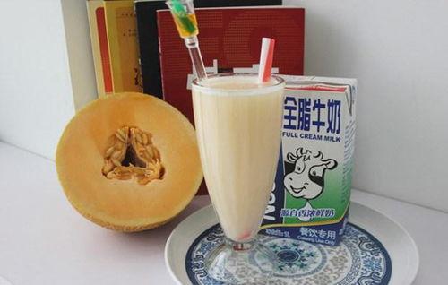 牛奶哈密瓜能一起吃吗,牛奶与哈密瓜的搭配探讨