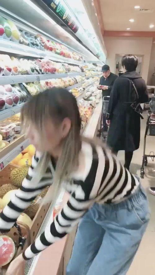 街头大姐吃瓜,揭秘生活百态