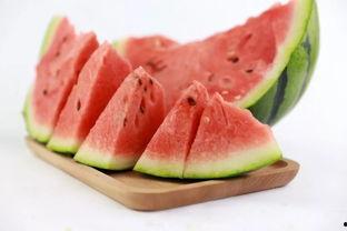 夏天夜里吃瓜,清凉一夏的甜蜜时光