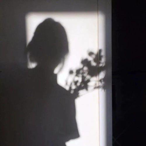 女生头像吃瓜文案伤感,女生头像背后的伤感故事