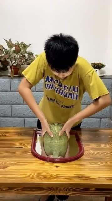 小伙吃哈密瓜完整版