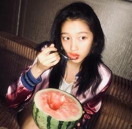 有头发的人吃瓜  第1张