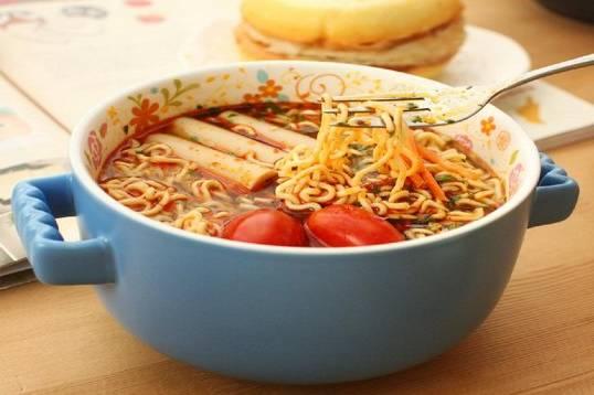 吃泡面和吃瓜肚子疼,揭秘肚子疼的“美食”真相  第2张